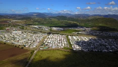 zumbando una subdivisión en puerto rico con las montañas al fondo en un día soleado