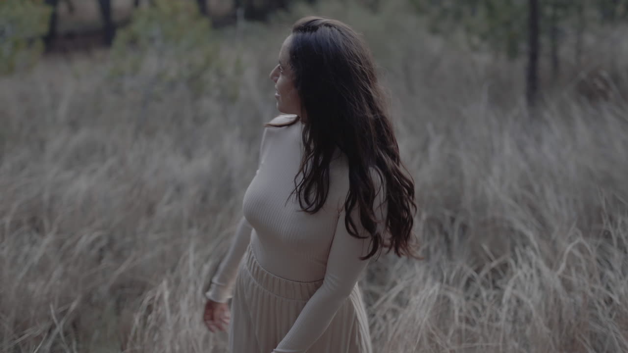 modelo de belleza española natural posando en beige