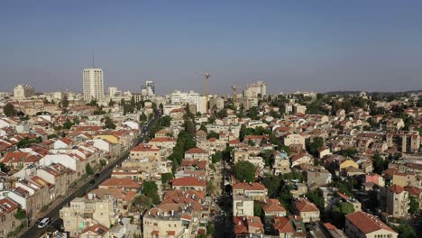 Israel,-Vista-De-Los-Tejados-Rojos-Del-Barrio-De-Jerusalén,-Sobrevuelo-Bajo-Hacia-Adelante,-Toma-Aérea