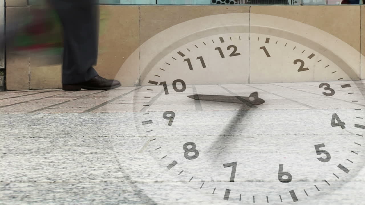 reloj de reloj en una calle concurrida