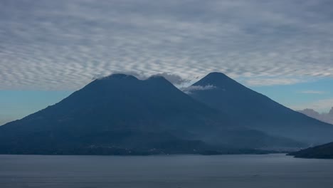 Vista-De-Lapso-De-Tiempo-Del-Paisaje-Volcánico-En-El-Lago-De-Atitlán,-Guatemala