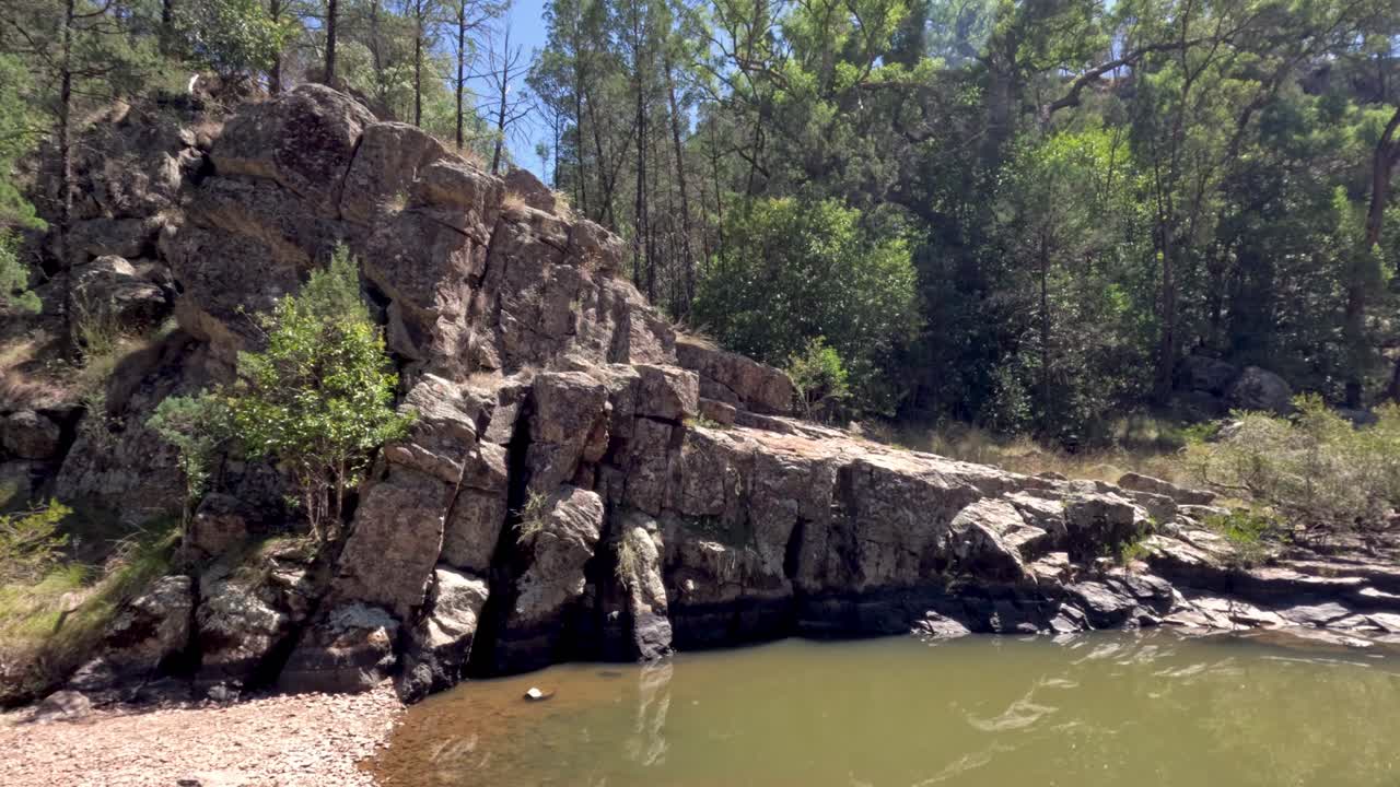 скалистый скал и лесный бассейн в природе