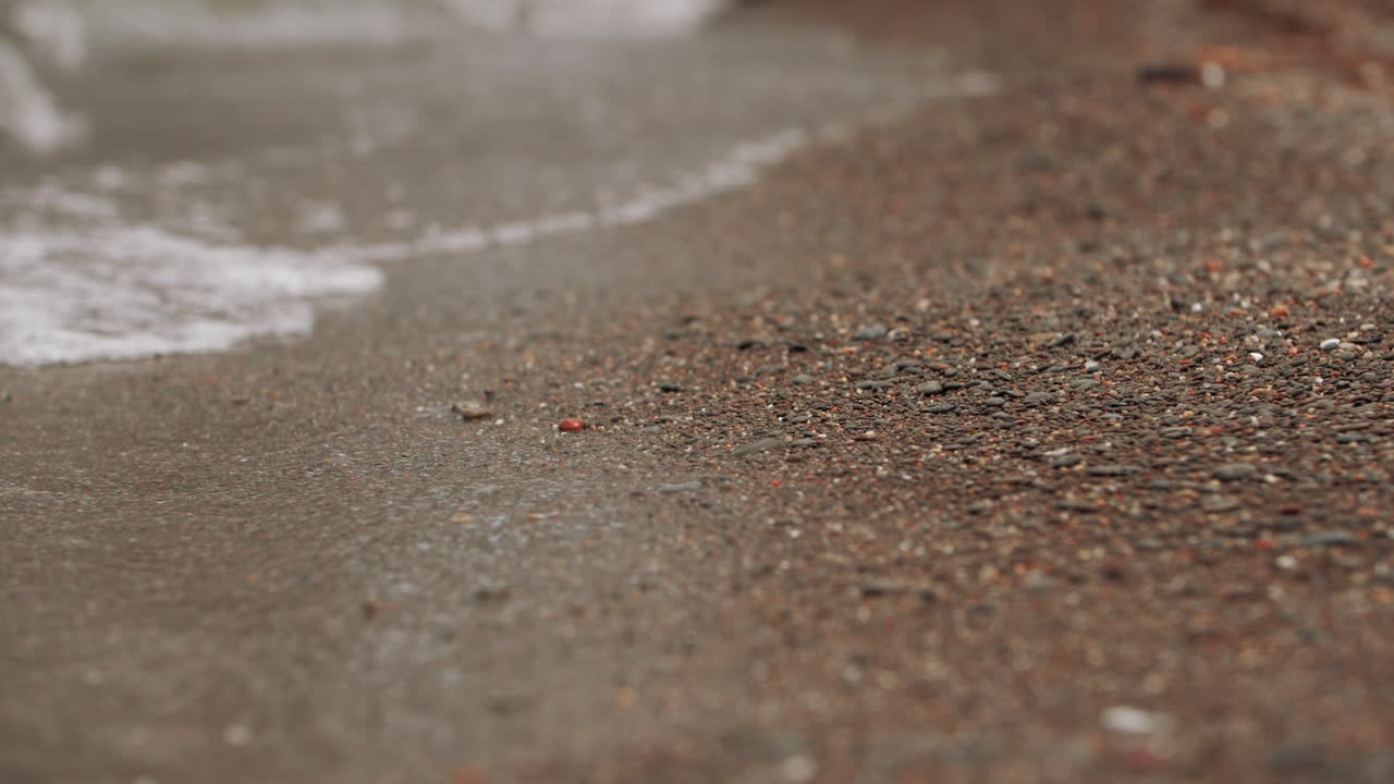 천천히 움직이는 파도가 바위가 있는 해안에 부 ⁇ 히고 힘으로 부 ⁇ 히고