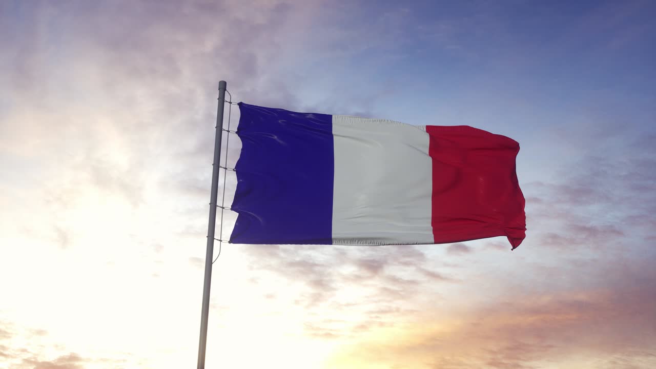 프랑스 국기가 바람에 날아다니며, 극적인 하늘 배경.