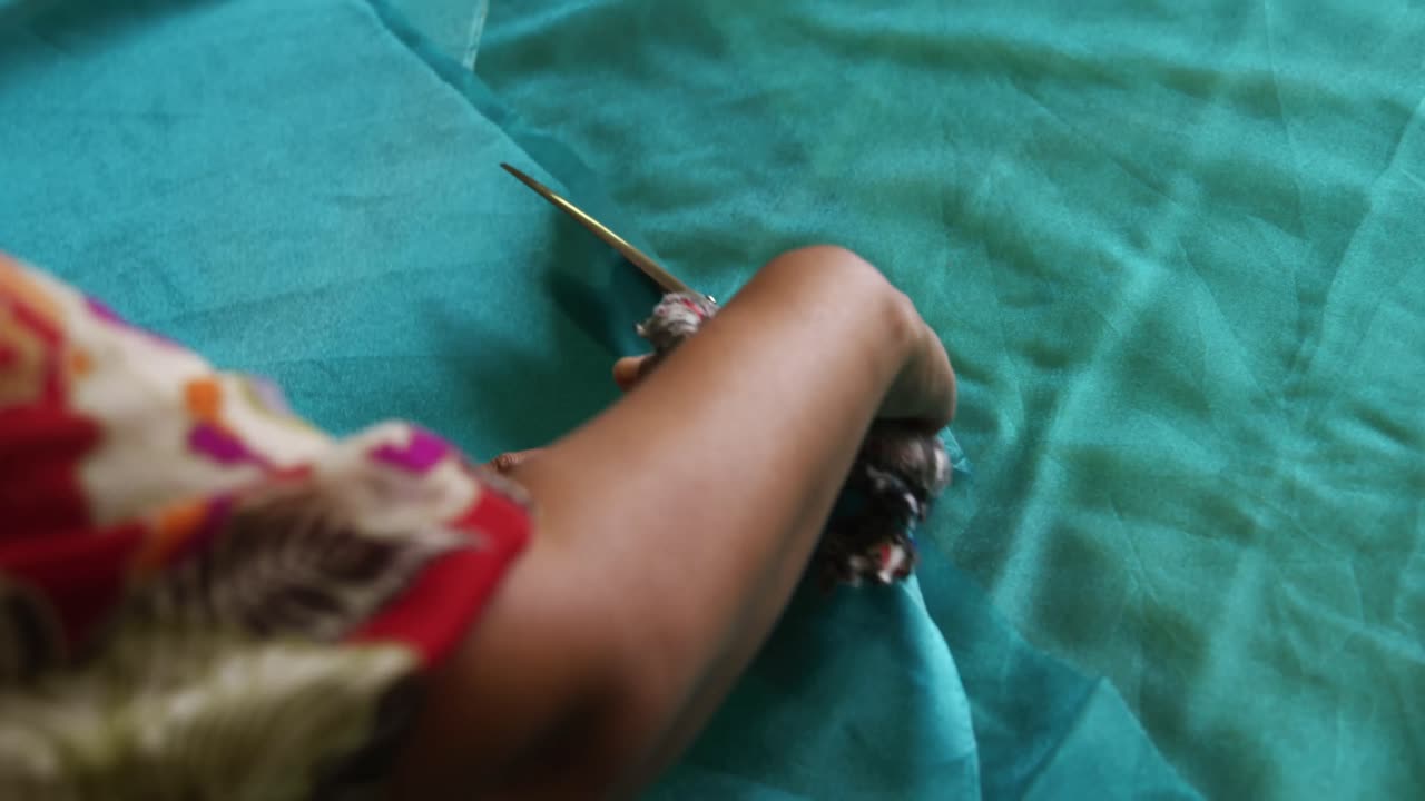 mujer de raza mixta trabajando en una fábrica de sombreros