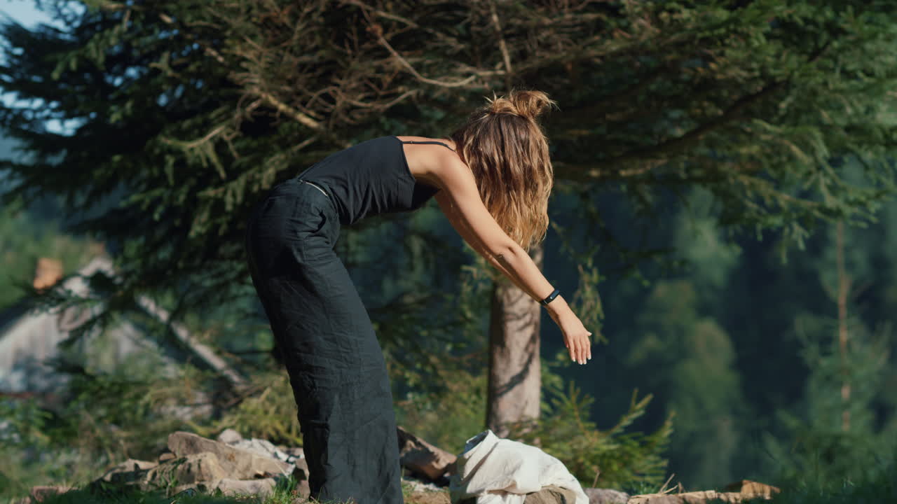una mujer despreocupada disfrutando de la meditación de yoga en las montañas. una chica viviendo una vida saludable.