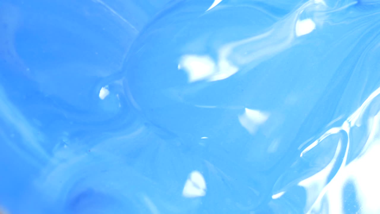 클로즈업 회전과 파란 아크릴 색의 움직임