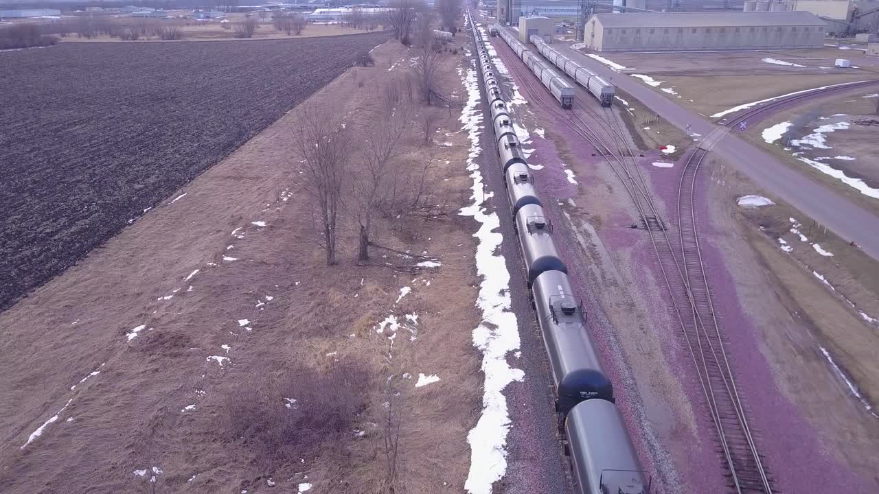 트랙 1 아래로 빠르게 이동하는 탱크 차량이 있는 오일 트레인 위의 안테나