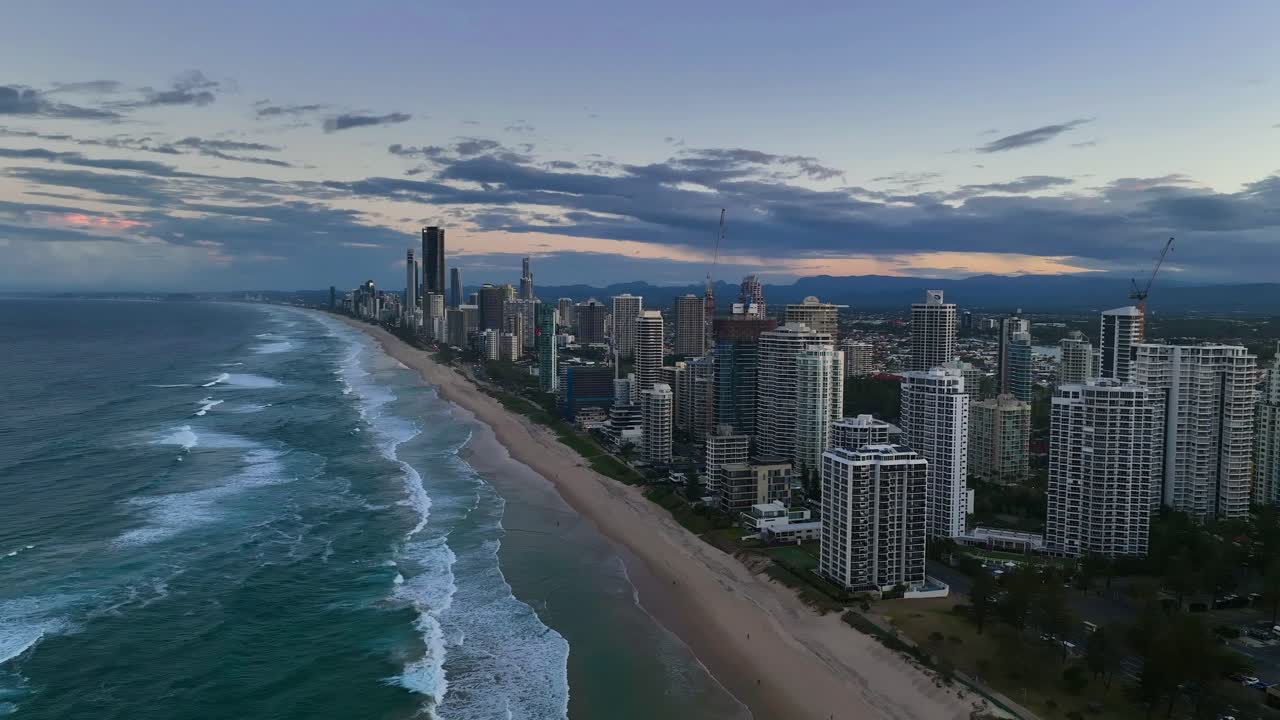 Gold Coast, Surfers Paradise, Queensland, Australia, drone, paesaggio urbano dorato al tramonto.