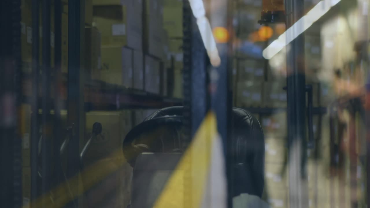 창고 에 있는 노동자 들 위 에 있는 탑 트럭 의 애니메이션