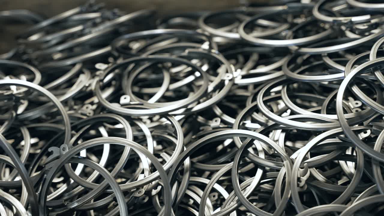 파이프 제조 공장에서 금속 클램프의 슬라이더  ⁇