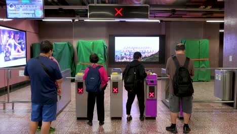 Am-Frühen-Morgen-Stehen-Chinesische-Pendler-In-Der-Schlange,-Während-Sie-Darauf-Warten,-Dass-Die-Mtr-u-bahnstation-Für-Den-Ersten-Zug-Des-Tages-öffnet