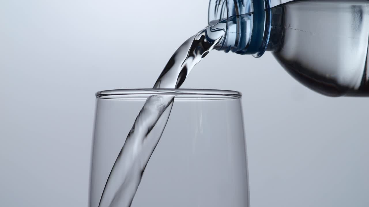 vertiendo agua en un vaso