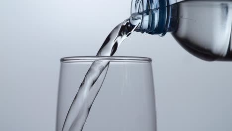 verter agua en un vaso