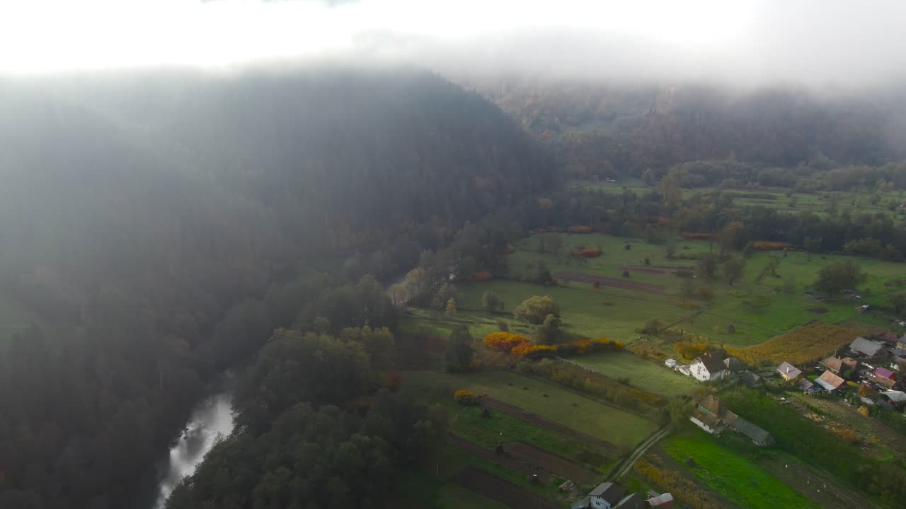 pintoresco campo de transilvania, rumania visto a través de las nubes bajas sobre las montañas y los ríos, vista aérea