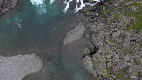 toma de un dron de un río glacial cristalino junto a rallarvegen entre flåm y finse en noruega