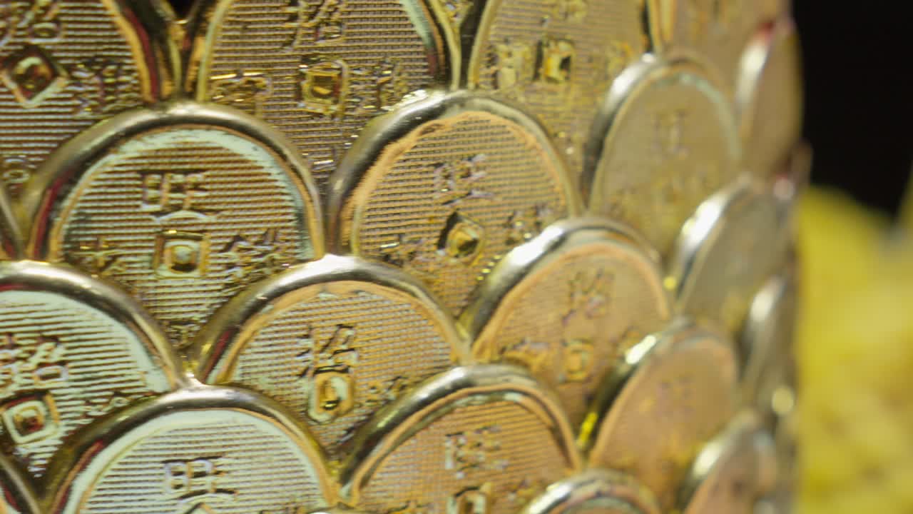 금 동전의 가까운 시각, 회전하는 금 블록에 대한 360도 관점