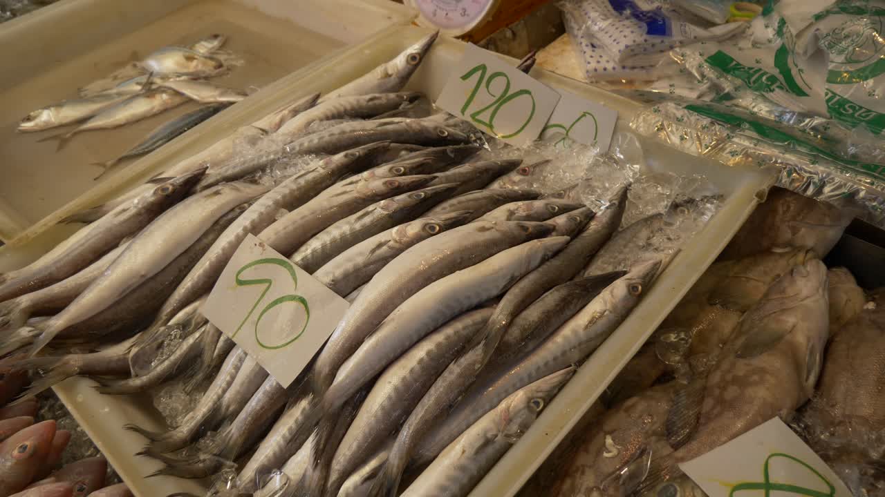 아시아 태국 해산물 물고기 시장에서 파리와 함께 죽은 바다 물고기 판매  ⁇ 새나는 더러운  ⁇ 적 ⁇ 적