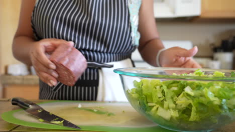 Auspacken-Von-Salami-Zum-Schneiden-Für-Einen-Römersalat,-Gehackter-Salat---Antipasti-Salat-Serie