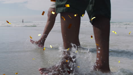animación de confeti navideño cayendo sobre una pareja biracial en la playa.