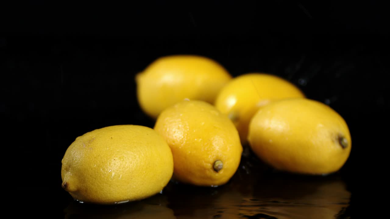 레몬 조각이 물에 떨어집니다.