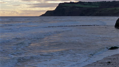 Niedrige-Drohnenaufnahme-Der-Klippenküste-Von-Yorkshire-Bei-Sonnenaufgang-In-Großbritannien