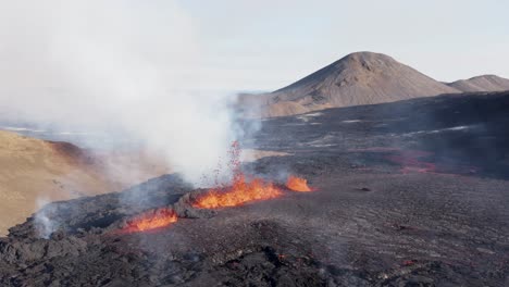 Island-2022-Vulkanausbruch,-Der-Feurig-Heiße-Lava-Aus-Der-Erdkruste-Ausstößt,-Luftaufnahme