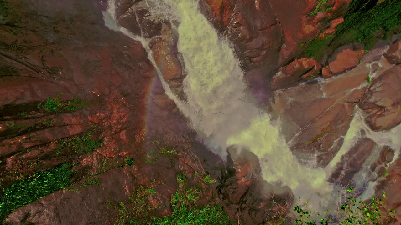 un zoom-out de la cascada bijagual con rocas y colores prismáticos