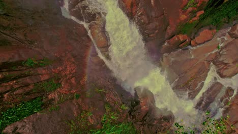 Un-Alejamiento-De-La-Cascada-Bijagual-Con-Rocas-Y-Colores-Prismáticos