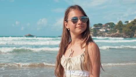 Chica-Despreocupada-Relajándose-En-La-Playa.-Mujer-Joven-Disfrutando-De-Vacaciones-En-La-Playa.