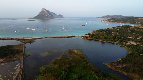 La-Magnificencia-Costera-De-Porto-Taberna-Se-Despliega-En-Esta-Cautivadora-Toma-De-Drones,-Que-Muestra-Sus-Aguas-Azules-Y-Sus-Escarpados-Acantilados.