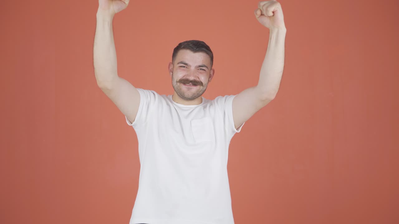 el hombre feliz se regocija.