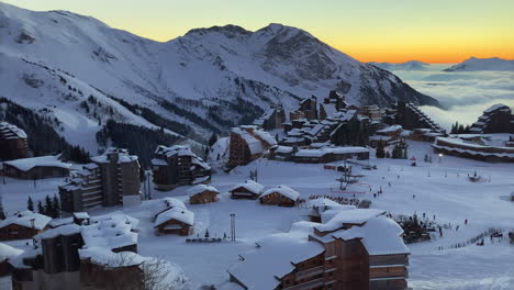 hermosa puesta de sol en el pueblo de la estación de esquí de avoriaz en los alpes franceses