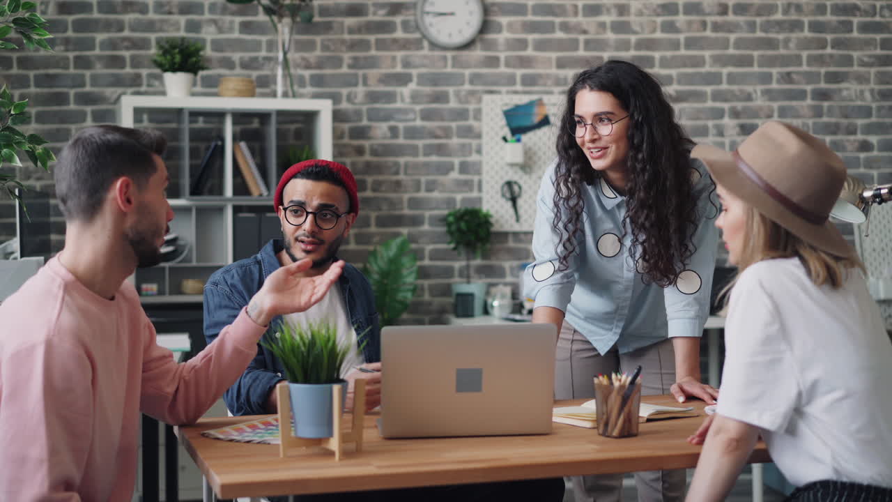 reunión de equipo en una oficina moderna