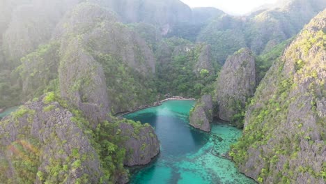 Vista-Aérea-Del-Paisaje-Kárstico-De-Piedra-Caliza-Y-El-Agua-Turquesa-Del-Océano-En-La-Isla-De-Coron,-Palawan,-Filipinas