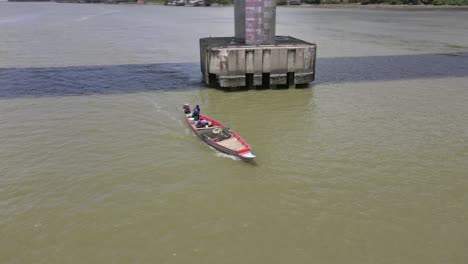 barco con pescadores cruzando alrededor de la isla en tailandia