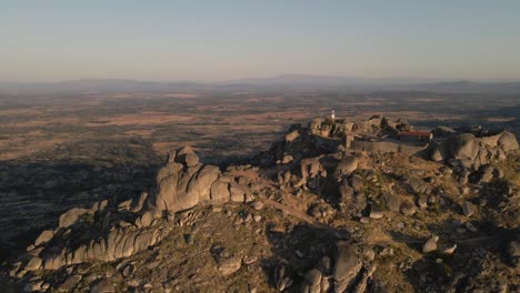 Castillo-De-Monsanto-Y-Paisaje-Circundante-Al-Amanecer,-Portugal