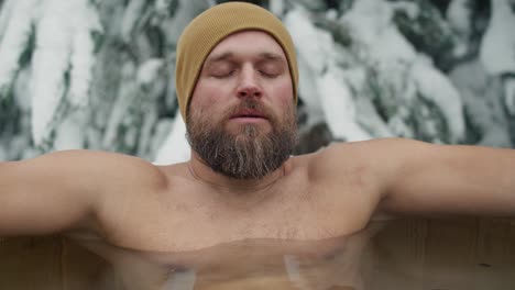 Hombre-Caucásico-Durante-El-Baño-De-Invierno-En-El-Tubo-Al-Aire-Libre