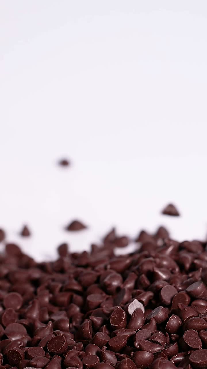 chips de chocolate que caen y se acumulan en una pila