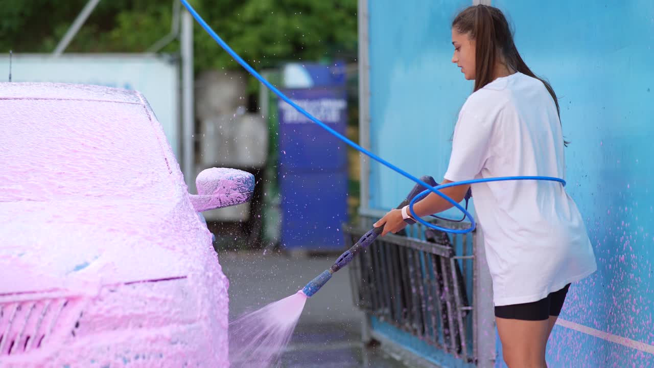 여자가 거품으로 차를 고 있다