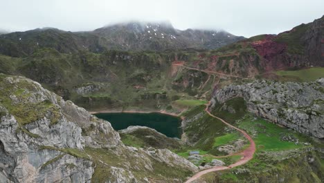 Ruta-De-Senderismo-Del-Parque-Nacional-De-Somiedo-Y-Lago-De-Montaña-En-Asturias,-Norte-De-España---Antena-4k