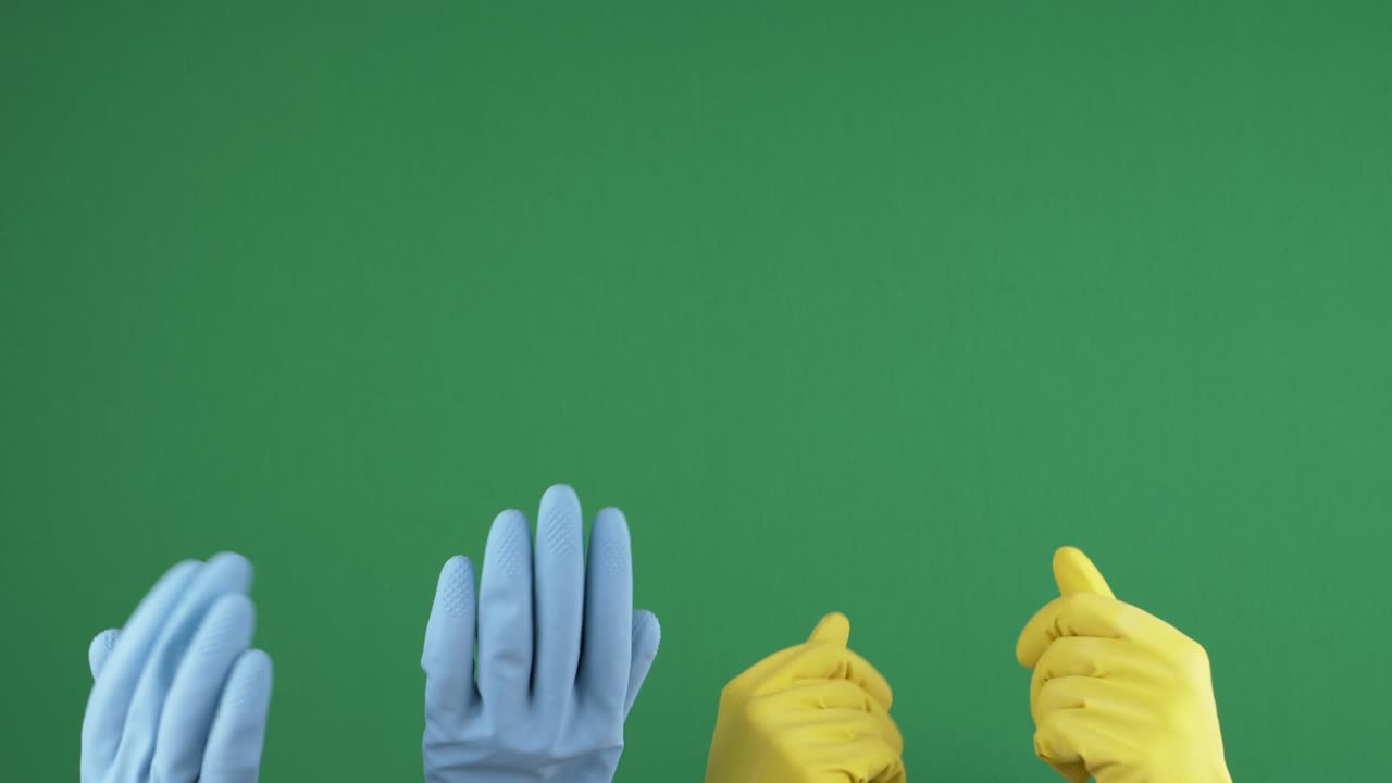 보호용 고무 장갑으로 손을 고 크로마 키 녹색 화면 배경에 초대하기 위해 손을 흔들고 있습니다.