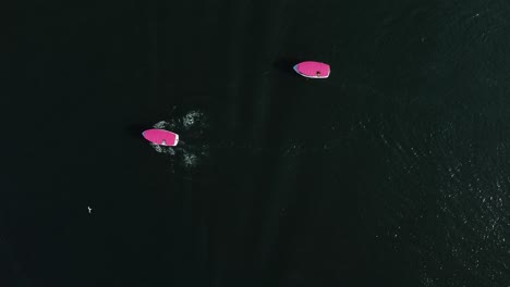 Vista-Aérea-De-Dos-Barcos-De-Fiesta-Rosados-Golpeando-Las-Estelas-Del-Barco