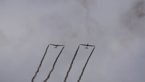 glider of the flying bulls from team blanix flies impressive performances while dragging clouds of smoke with them. they turn away. airpower 2024