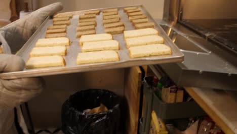 brade slice puting the oven for baked