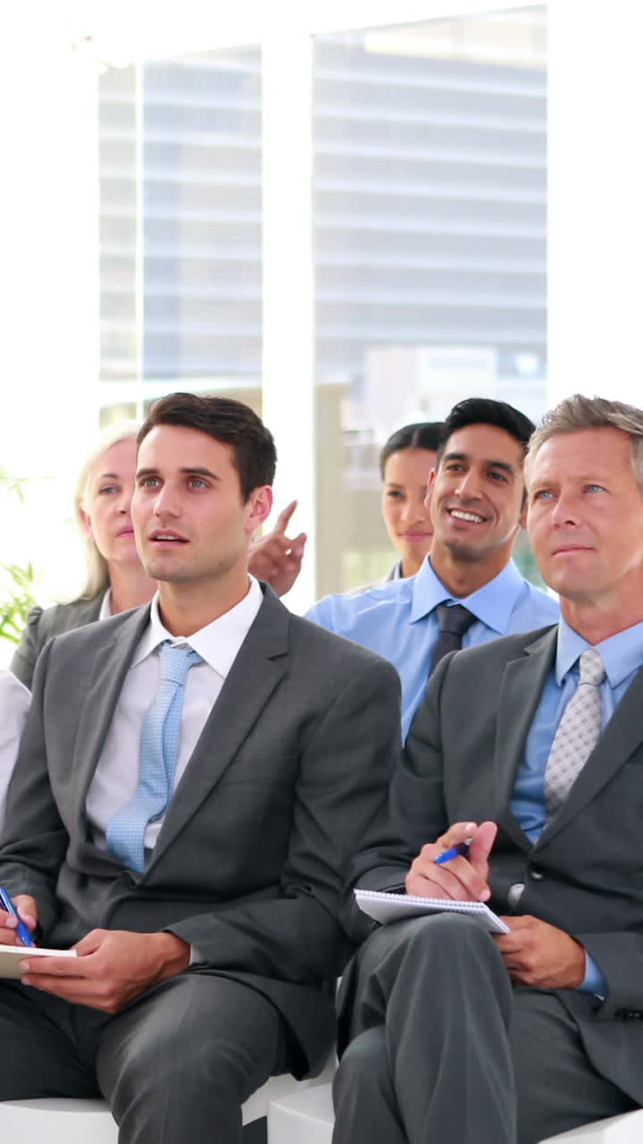 프레젠테이션 중에 질문을 하는 사업가들