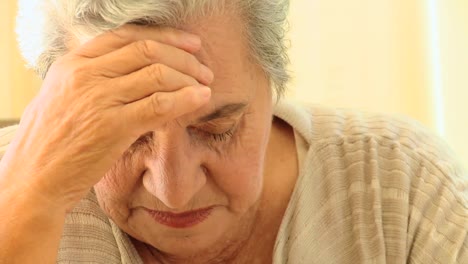 mujer anciana muy preocupada