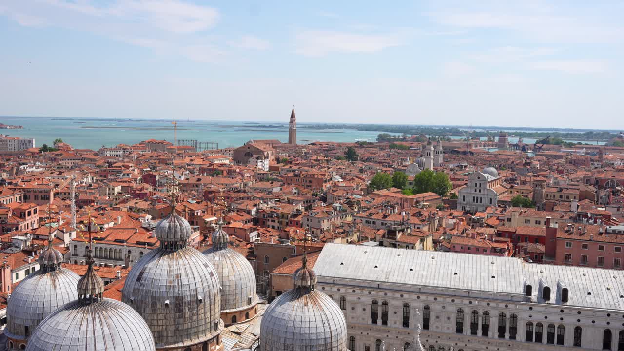 베네치아의 은 지붕 위에 있는 산 마르코 광장의 캠파닐에서 왼쪽을 는