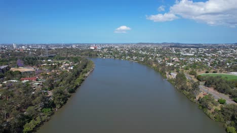 Suburbios-Ribereños-De-Santa-Lucía-Y-Yeronga-A-Lo-Largo-Del-Río-Brisbane-En-Queensland,-Australia