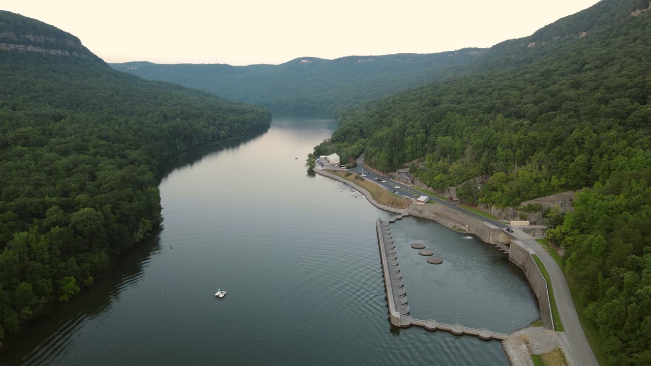 río tennessee con estación de bombeo y descarga del embalse de raccoon mountain